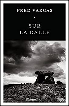 Fred Vargas: Sur la dalle (French language, 2023, Groupe Flammarion)