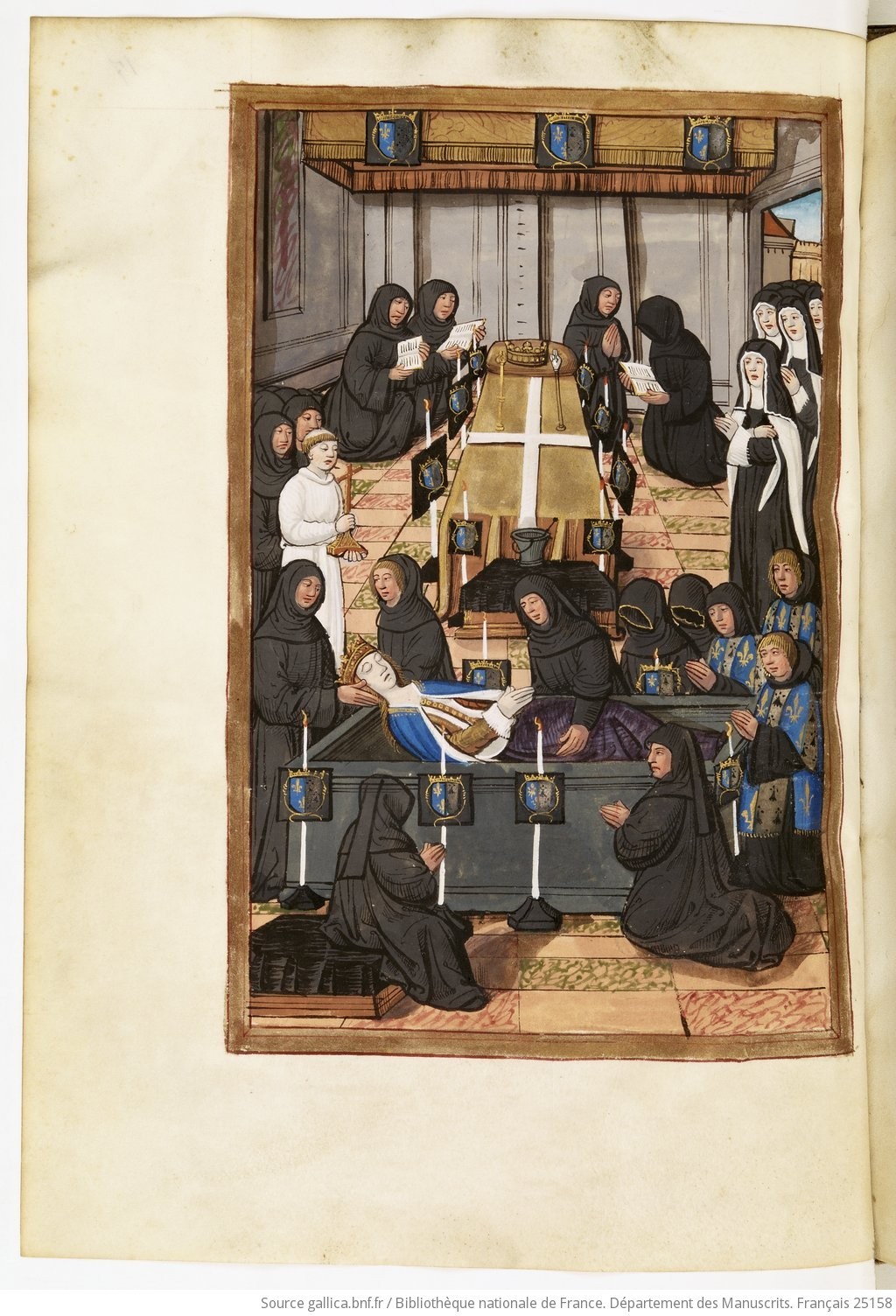 Feuillet n°17 du Ms. Fr. 25158 montrant la mise dans le cercueil de la reine Anne de Bretagne. Autour de nombreux personnages, hommes et femmes, en habits religieux mais aussi des officiers de la cour. En arrière-plan, le lit couvert d'un drap d'or de la chambre mortuaire de la reine, morte le 9 janvier 1514