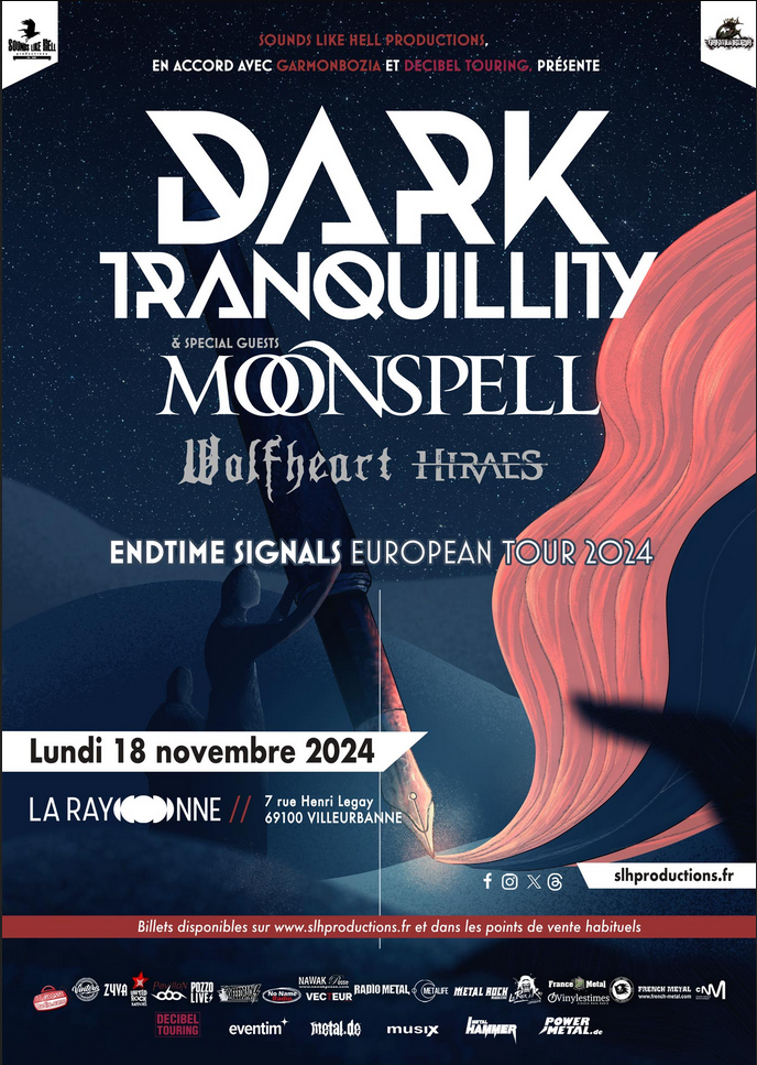 Affiche du concert.
Logo des groupes (Dark Tranquillity, Moonspell, Wolfheart et Hiraes) centrés sur la moitié haute. Le reste contient les informations habituelles (date, lieu, partenaires).
En fond, une illustration épurée de paysage désertique sous un ciel étoilé. Une silhouette tient un gigantesque stylo plume. Le tracé du stylo forme un chemin en tons orangés.