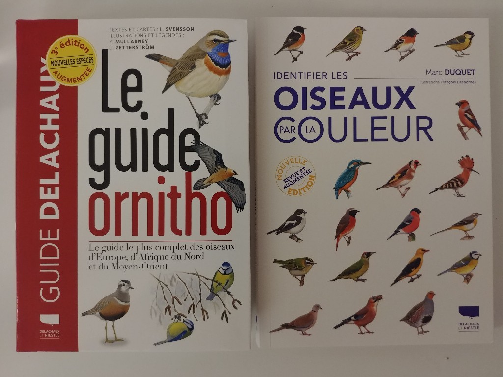 Photo de deux livres.
Le guide ornitho, Le guide le plus complet des oiseaux d'Europe, d'Afrique du Nord et du Moyen-Orient. Guide Delachaux.

Identifier les oiseaux par la couleur. Marc Duquet.
Delachaux et Niestlé.
