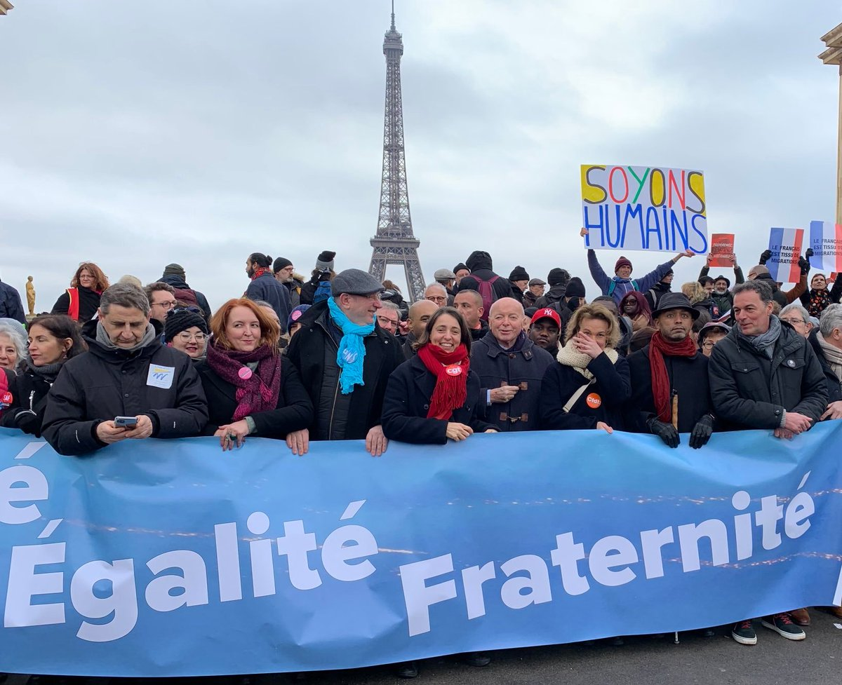 Photo de Jacques Toubon à la manif contre la loi immigration à Paris entouré de Sophie Binet et Fabien Roussel devant la banderole de tête ce 21 janvier 2024