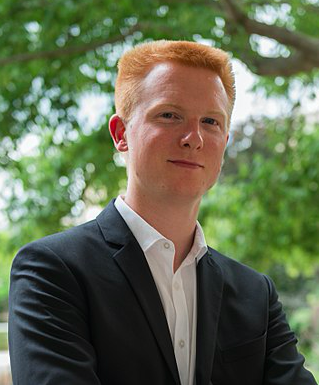 Adrien Quatennens dans le jardin des Quatre colonnes du palais Bourbon en 2017 - Photo de Jean-Luc Hauser, recadrée, sous licence CC BY-SA 4.0