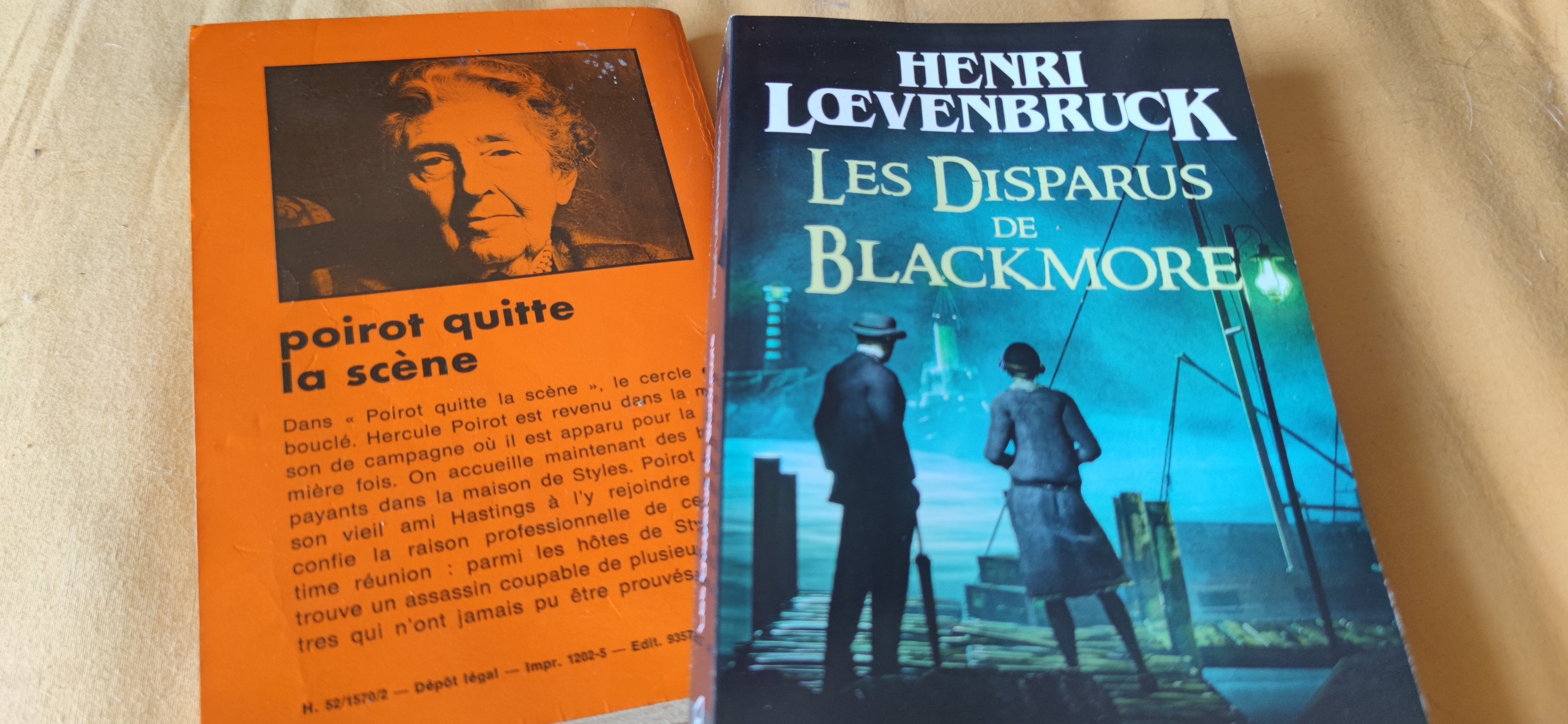 côte à côte, quatrième de couverture d'un roman d'Agatha Christie, "Poirot quitte la scène" avec la photo de l'auteure, et la couverture poche du roman de Henri Lœvenbruck "Les disparus de Blackmore"