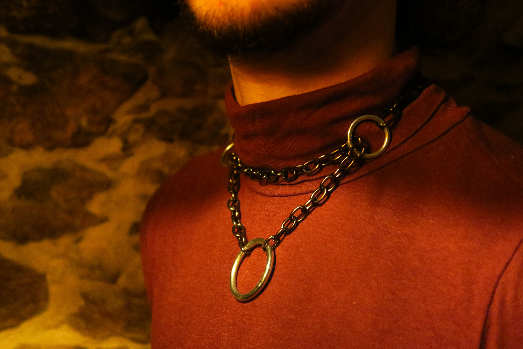 Collier en chaine qui coulisse dans des anneaux d'acier