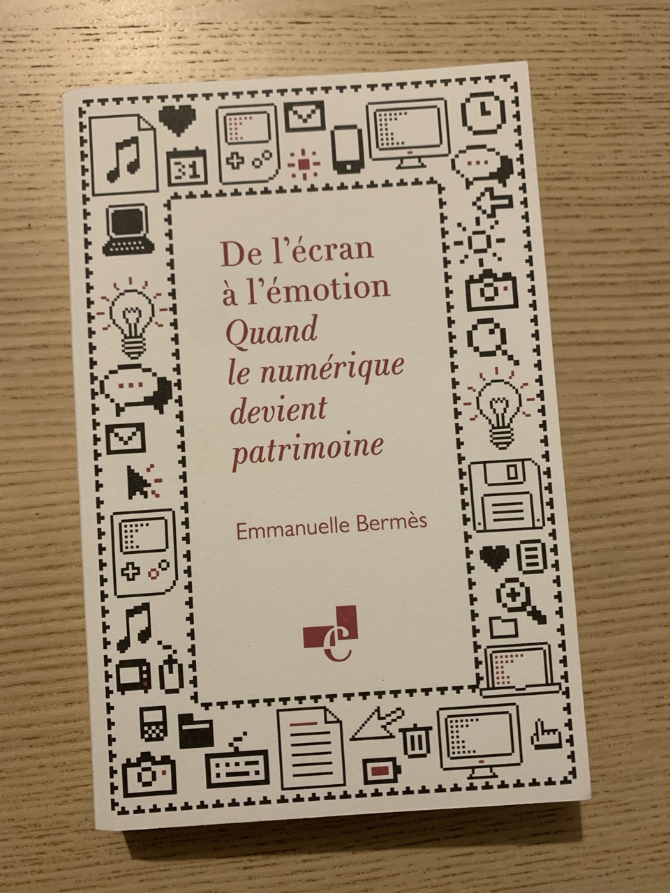 Couverture du livre De l'écran à l'émotion Quand le numérique devient patrimoine Emmanuelle Bermès