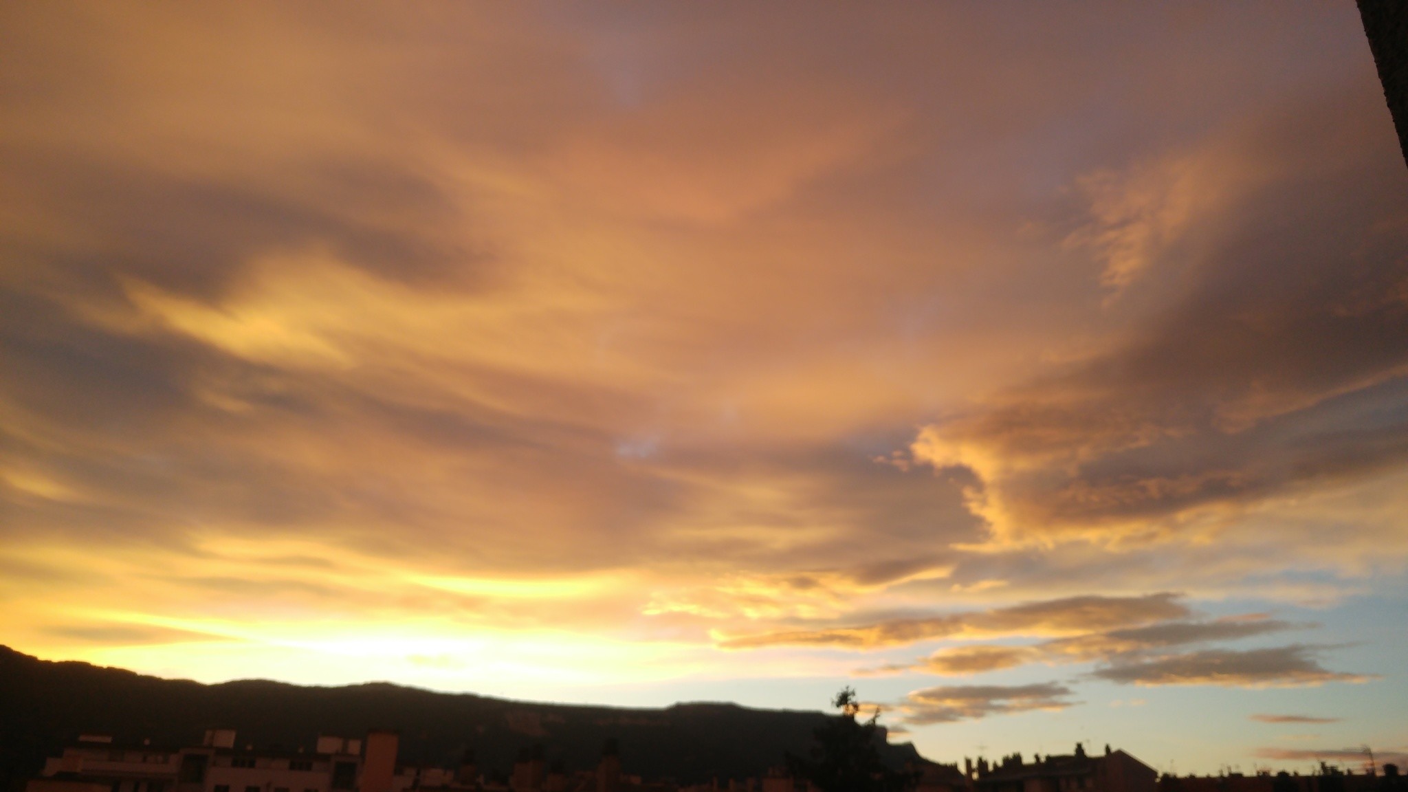 Ciel orangé au-dessus du profil noir du Vercors. 