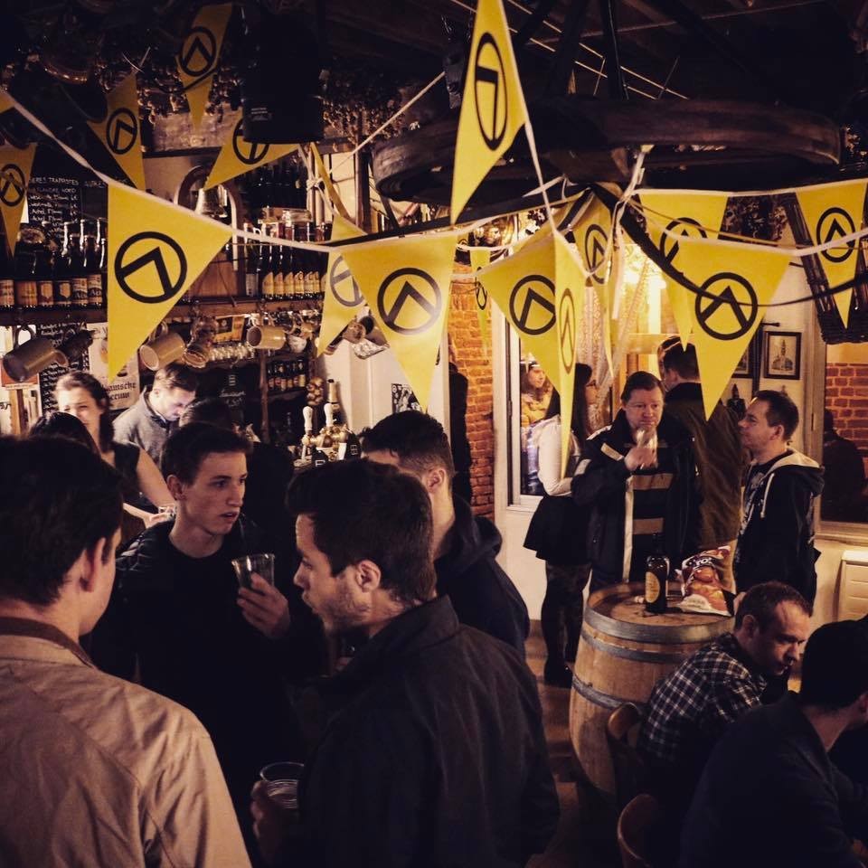 Photo de l'intérieur d'un bar d'extrême-droite.